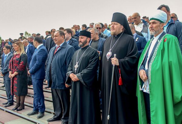 Участники праздника на храмовой площади Участники праздника на храмовой площади - Sputnik Արմենիա