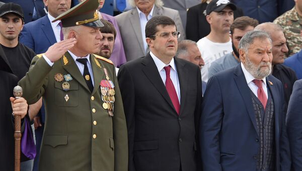 Министр обороны Карабаха Левон Мнацаканян, государственный министр Араик Арутюнян и писатель Зорий Балаян на параде Победы в Карабахе (9 мая 2018). Степанакерт - Sputnik Армения