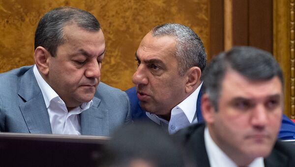 Депутаты от фракции РПА Араик Григорян и Самвел Алексанян на внеочередном заседании НС (7 июня 2018). Еревaн - Sputnik Армения