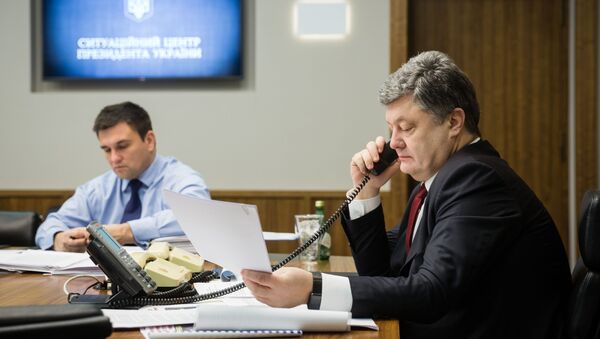 Президент Украины Петр Порошенко во время телефонного разговора в Нормандском формате с президентом России Владимиром Путиным (30 декабря 2015). Киев - Sputnik Армения