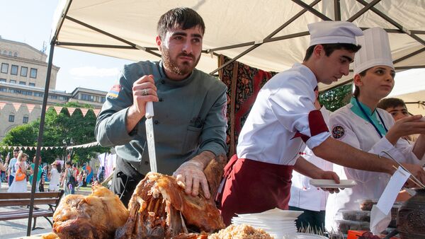 Фестиваль еды Yerevan Food Fest прошел на площади Республики (10 июня 2018). Еревaн - Sputnik Армения