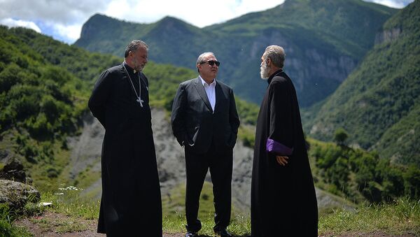 Президент Армении Армен Саркисян посетил монастырь Дадиванк (13 июня 2018). Карабах - Sputnik Армения
