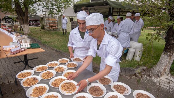 Министерство обороны Армении представило образцы формы и продовольствия в парке Победы (16 июня 2018). Еревaн - Sputnik Армения