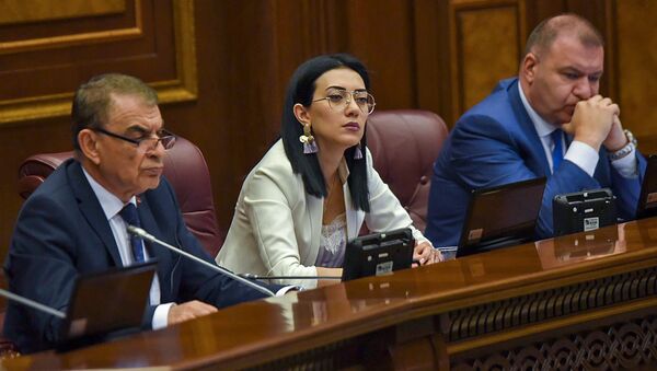 Спикер НС Ара Баблоян и вице-спикеры Арпине Ованнисян и Микаел Мелкумян на внеочередном заседании НС (19 июня). Еревaн - Sputnik Армения