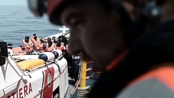 Спасенные мигранты на поисково-спасательном корабле MV Aquarius, запущенным в партнерстве между SOS Mediterranee и Medecins Sans Frontieres в Центральном Средиземном море (12 июня 2018 года). - Sputnik Армения