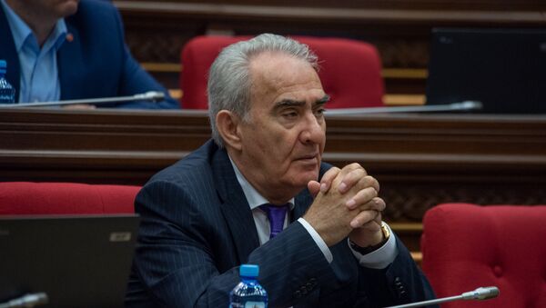 Депутат от фракции РПА Галуст Саакян на внеочередном заседании НС (19 июня). Еревaн - Sputnik Армения