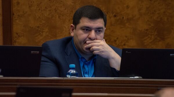 Депутат от фракции РПА Артак Саркисян на внеочередном заседании НС (19 июня). Еревaн - Sputnik Армения