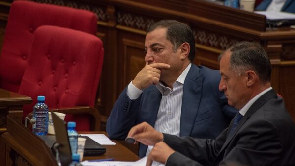 Депутат от фракции РПА Ваграм Багдасарян на внеочередном заседании НС (19 июня). Еревaн - Sputnik Արմենիա