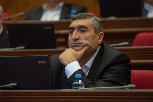 Депутат от фракции РПА Ширак Торосян на внеочередном заседании НС (19 июня). Еревaн - Sputnik Армения