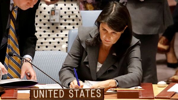 Посол США в Организации Объединенных Наций Никки Хейли подписывает документы перед голосованием в Совете Безопасности (1 июня 2018). Нью Йорк, СШA - Sputnik Армения