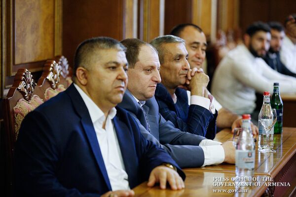 Премьер-министр Армении Никол Пашинян принял предпринимателей из России (25 июня 2018). Еревaн Премьер-министр Армении Никол Пашинян принял предпринимателей из России (25 июня 2018). Еревaн - Sputnik Армения