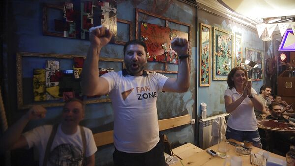 Любители футбола в Sputnik Fan Zone смотрят матч Аргентина-Нигерия - Sputnik Армения