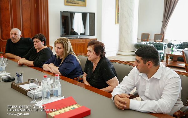 Премьер-министр Армении Никол Пашинян встретился с членами семей погибших при нападении на ППС полицейских (28 июня 2018). Еревaн - Sputnik Армения