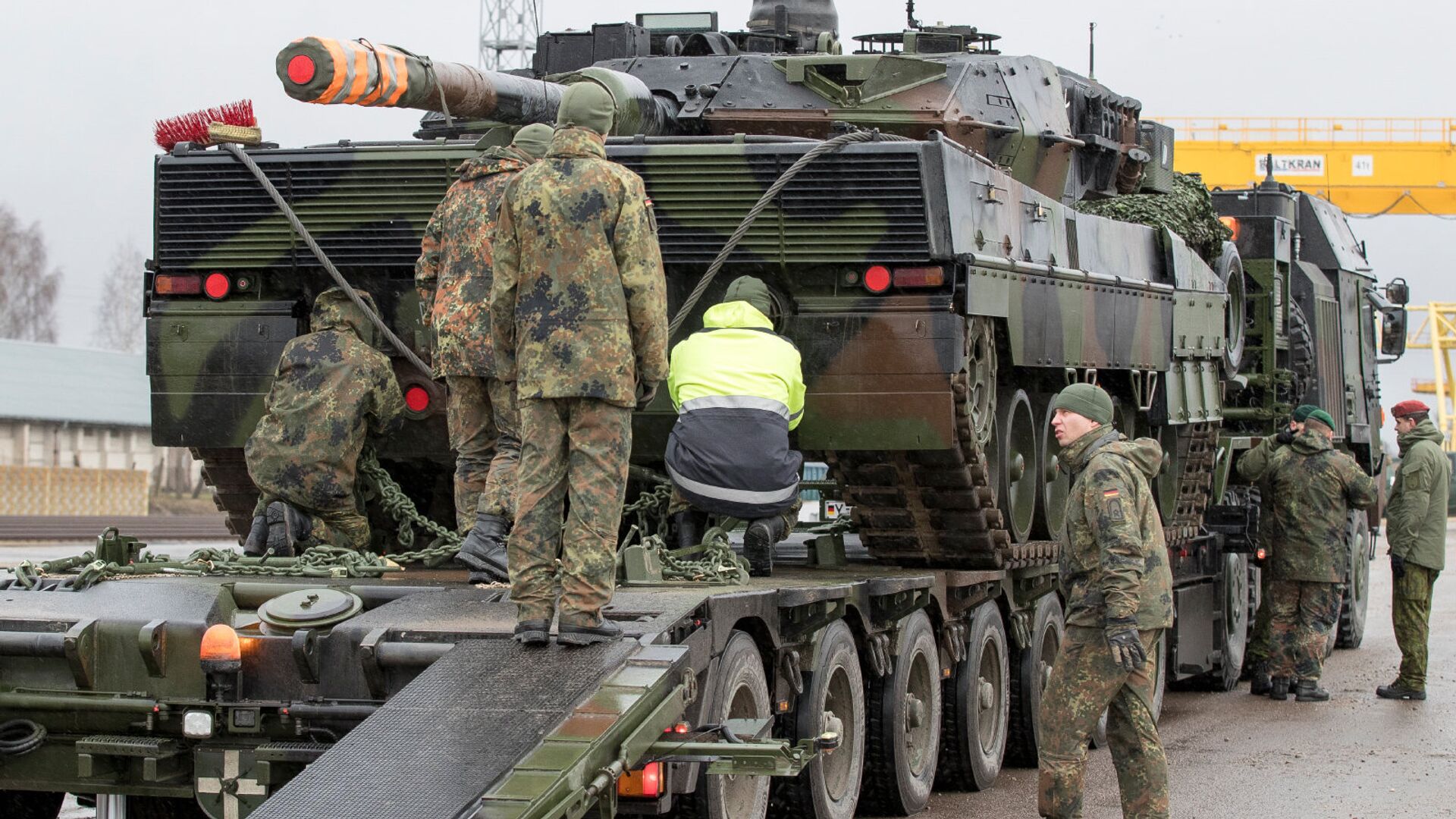 Солдаты немецкой армии загружают танк Leopard 2 на железнодорожной станции Сестокай (24 февраля 2017). Литва - Sputnik Армения, 1920, 24.01.2023