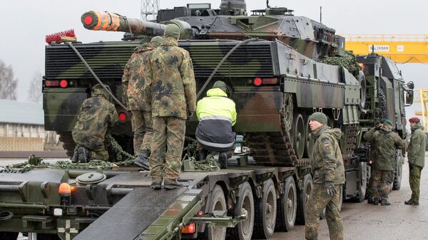 Солдаты немецкой армии загружают танк Leopard 2 на железнодорожной станции Сестокай (24 февраля 2017). Литва - Sputnik Армения