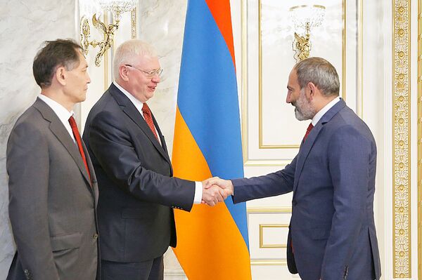Премьер-министр Армении Никол Пашинян принял членов Межгосударственного совета по противодействию коррупции СНГ (2 июля 2018). Еревaн Премьер-министр Армении Никол Пашинян принял членов Межгосударственного совета по противодействию коррупции СНГ (2 июля 2018). Еревaн - Sputnik Армения