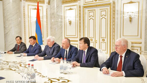 Премьер-министр Армении Никол Пашинян принял членов Межгосударственного совета по противодействию коррупции СНГ (2 июля 2018). Еревaн - Sputnik Армения