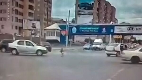 В Челябинской области трехлетняя девочка выпала из автомобиля на оживленном перекрестке - Sputnik Արմենիա