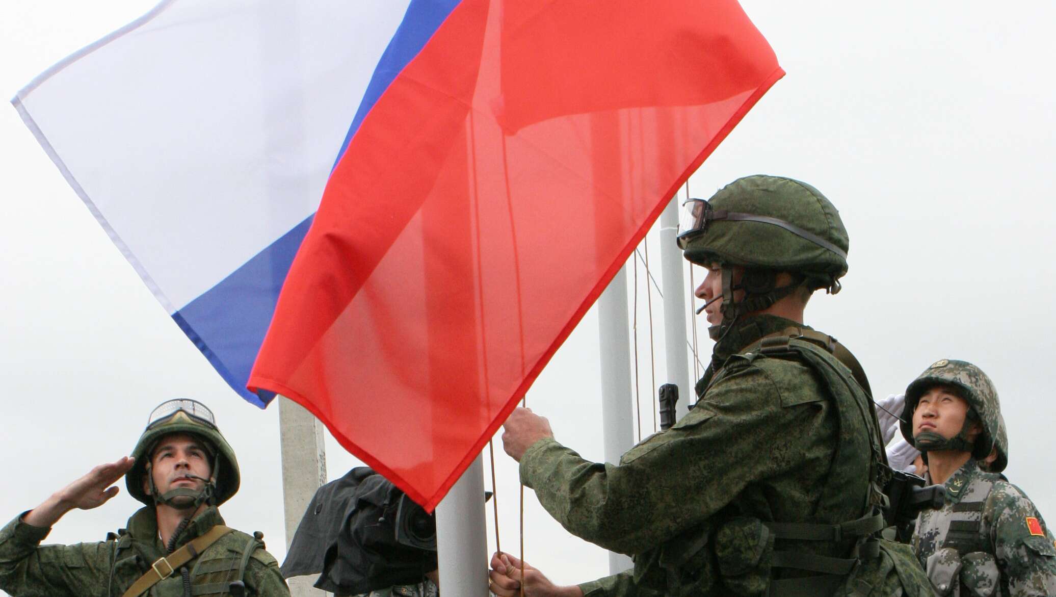 Солдат флаг россии