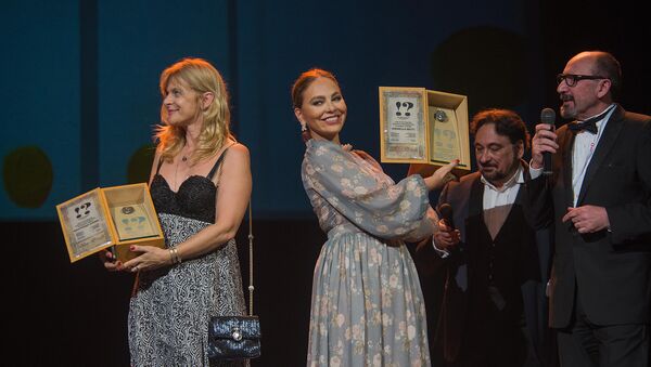 Орнелла Мути и Настасья Кински получили памятные награды “Золотого абрикоса” - Sputnik Армения