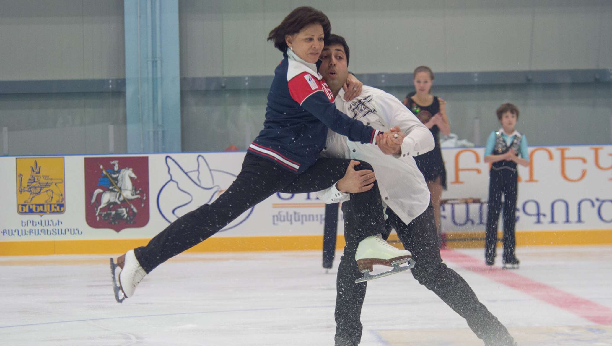 Каток ирины родниной. Каток ирины родниной в ереване. Ереван ледовый дворец. Бархатова 1 омск. Каток ирины родниной в ереване.