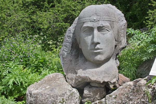 Аллея героев, памятник Сосе Майрик, Джермук Аллея героев, памятник Сосе Майрик, Джермук - Sputnik Армения