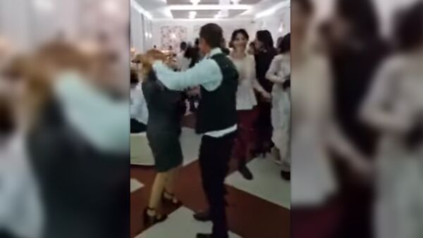 Ревнивая грузинка не дает мужу танцевать на свадьбе с другими – угарное видео - Sputnik Армения