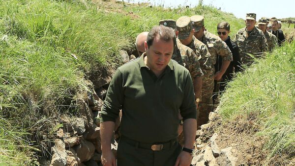 Министр обороны Армении Давид Тоноян посетил армяно-азербайджанскую границу (6 июля 2018). Армения - Sputnik Армения
