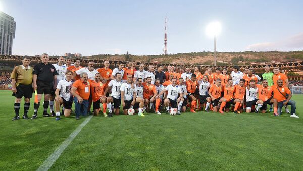 Участники футбольного Матча легенд перед началом встречи (8 июля 2018). Еревaн - Sputnik Արմենիա