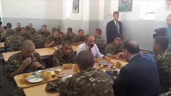Премьер-министр и министр обороны пообедали вместе с новобранцами в  центральном сборном пункте - Sputnik Армения