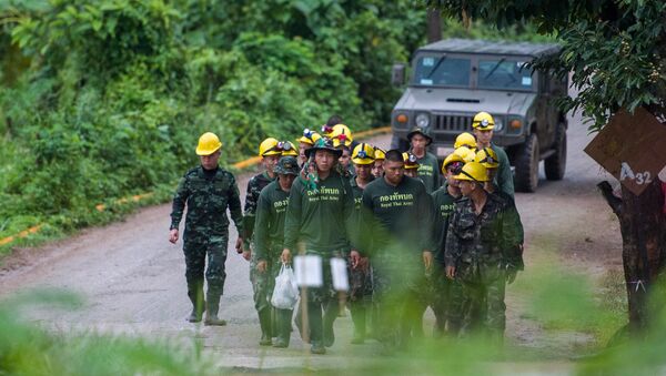 Тайские солдаты и спасатели на месте спасательных работ около пещеры Тхам Луанг (8 июля 2018). Таиланд - Sputnik Армения