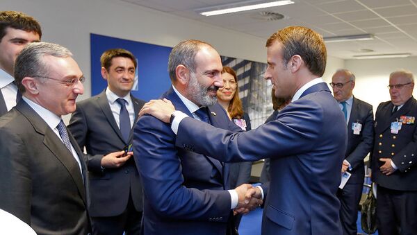 Встреча премьер-министра Армении Никола Пашиняна и Президента Франции Эммануэля Макрона на полях саммита НАТО (11 июля 2018). Брюссель - Sputnik Армения