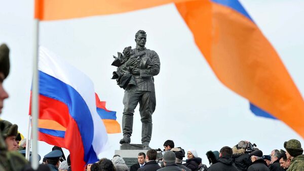 Памятник советским воинам, принявшим участие в ликвидации последствий землетрясения в Армении 7 декабря 1988 года, открыт в понедельник в Спитаке - Sputnik Армения