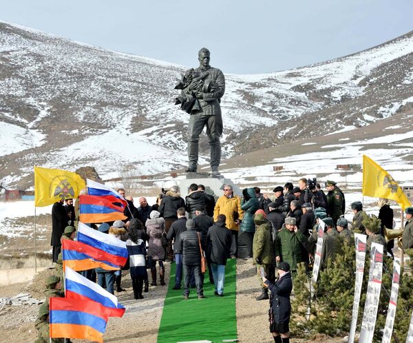 Памятник советским воинам, принявшим участие в ликвидации последствий землетрясения в Армении 7 декабря 1988 года, открыт в понедельник в Спитаке Памятник советским воинам, принявшим участие в ликвидации последствий землетрясения в Армении 7 декабря 1988 года, открыт в понедельник в Спитаке - Sputnik Արմենիա