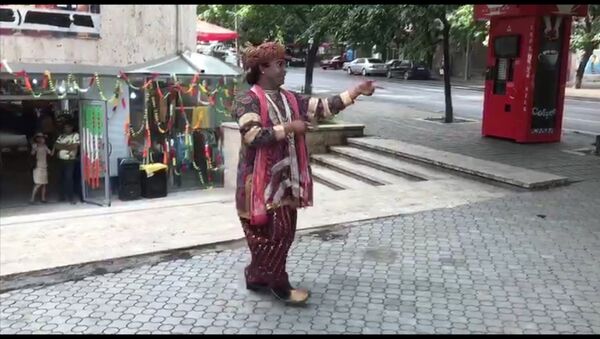 Индус в национальном костюме зазывает ереванцев на ярмарку индийской продукции - Sputnik Армения