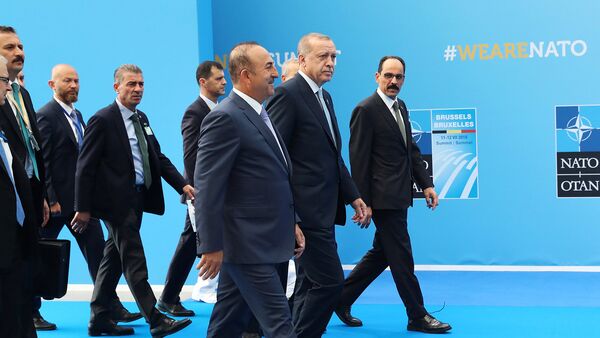 Президент Турции Реджеп Тайип Эрдоган, министр иностранных дел Турции Мевлют Чавушоглу вместе с турецкой делегацией прибывают на второй день саммита НАТО (12 июля 2018). Бельгия - Sputnik Армения