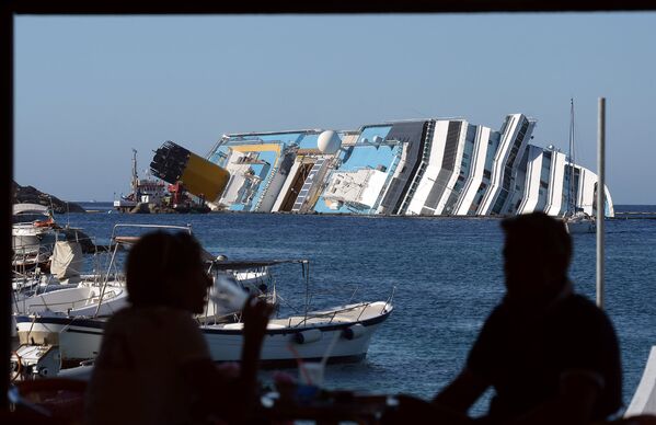 Costa Concordia զբոսանավը` ստորջրյա խութերին բախվելուց հետո. 13 հունվարի 2012 թվական Costa Concordia զբոսանավը` ստորջրյա խութերին բախվելուց հետո. 13 հունվարի 2012 թվական - Sputnik Արմենիա