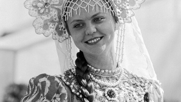 Жительница Москвы в русском национальном костюме участвует в церемонии награждения победителей XXII Олимпийских игр, 1980 год - Sputnik Армения