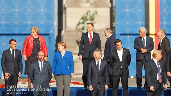 Участники саммита глав государств и глав правительств стран-участниц НАТО у Триумфальной арки в парке пятидесятилетия (11 июля 2018). Брюссель - Sputnik Արմենիա