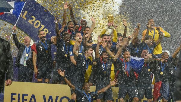 Игроки сборной Франции на церемонии награждения победителей чемпионата мира по футболу 2018 - Sputnik Армения