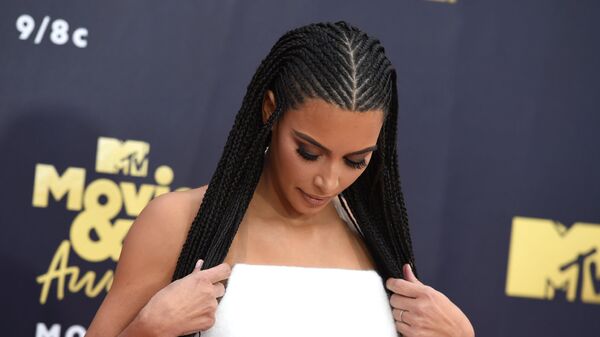Ким Кардашьян прибывает на MTV Movie and TV Awards в ангаре Баркер (16 июня 2018) Санта-Моника, Калифорния. - Sputnik Արմենիա