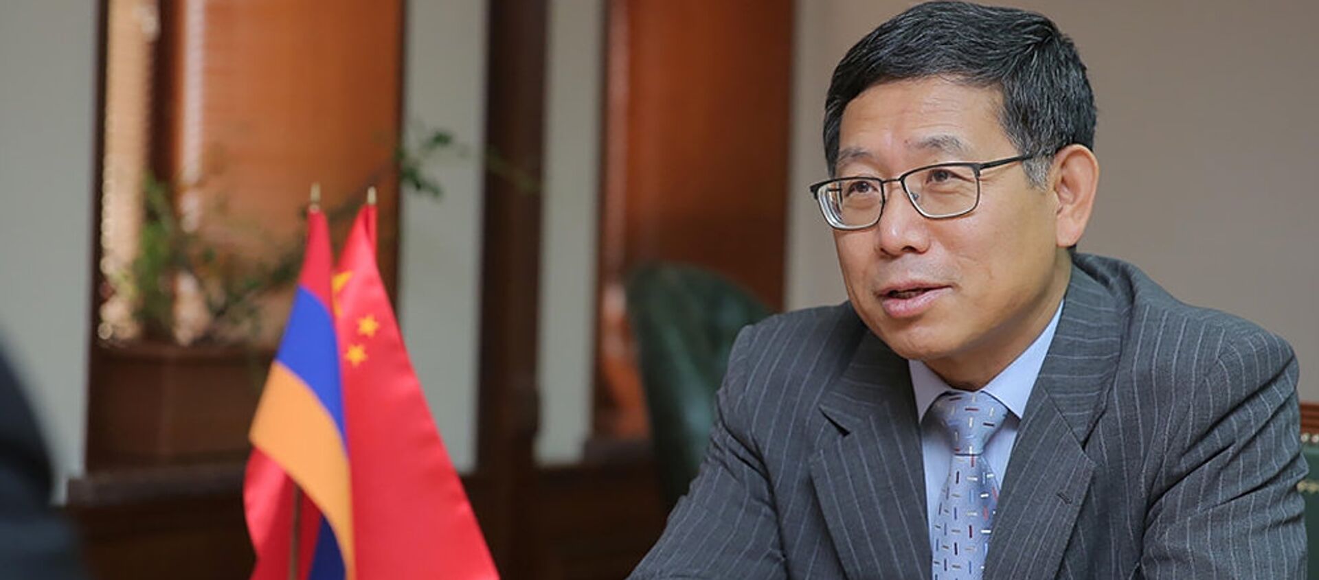 Чрезвычайный и полномочный посок Китайской Народной Республики в Армении Тянь Эрлун на встрече с министром обороны Армении Давидом Тонояном (17 июля 2018). Еревaн - Sputnik Армения, 1920, 27.09.2019