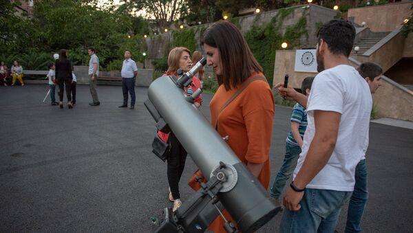 Президент Армении Армен Саркисян вместе с приглашенными в резиденцию детьми посмотрел на звездное небо (17 июл 2018). Еревaн - Sputnik Армения