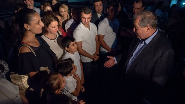 Президент Армении Армен Саркисян вместе с приглашенными в резиденцию детьми посмотрел на звездное небо (17 июл 2018). Еревaн - Sputnik Արմենիա
