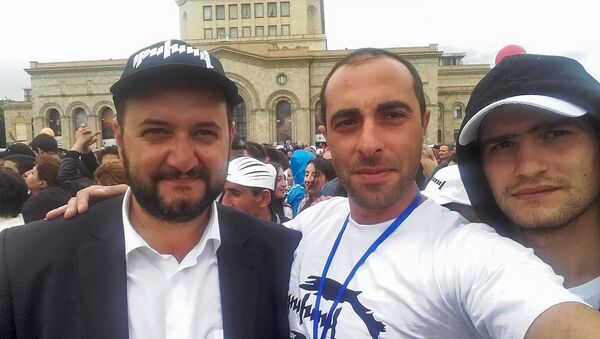 Араик Арутюнян, Арташес Джилавян и Нарек Гахраманян во время митинга на площади Республики (8 мая 2018). Еревaн - Sputnik Արմենիա