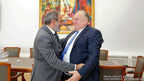 Премьер-министр Армении Никол Пашинян встретился с Шаваршем Карапетяном (18 июля 2018). Еревaн - Sputnik Армения