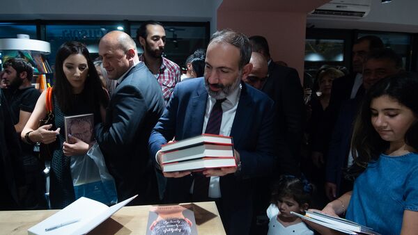 Премьер-министр Никол Пашинян в день открытия книжного магазина Зангак (19 июля 2018). Еревaн - Sputnik Արմենիա