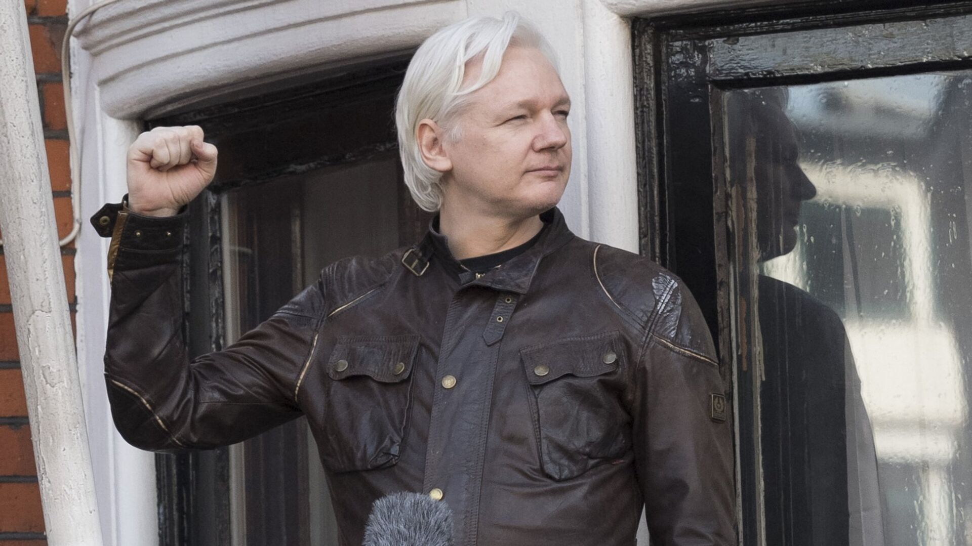 Сооснователь WikiLeaks Джулиан Ассанж на балконе здания посольства Эквадора в Лондоне (19 мая 2017). Великобритания - Sputnik Армения, 1920, 12.12.2021