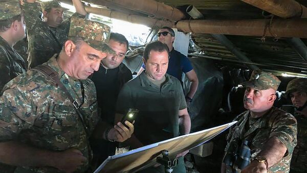 Министр обороны Армении Давид Тоноян на юго-западной границе республики (21 июля 2018). Армения - Sputnik Армения