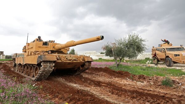Турецкий танк во время боев между турецкими войсками и Курдскими боевиками, недалеко от турецкой границы (7 марта 2018 года). Окраина города Джандайрис, район Африн, Сирия - Sputnik Армения